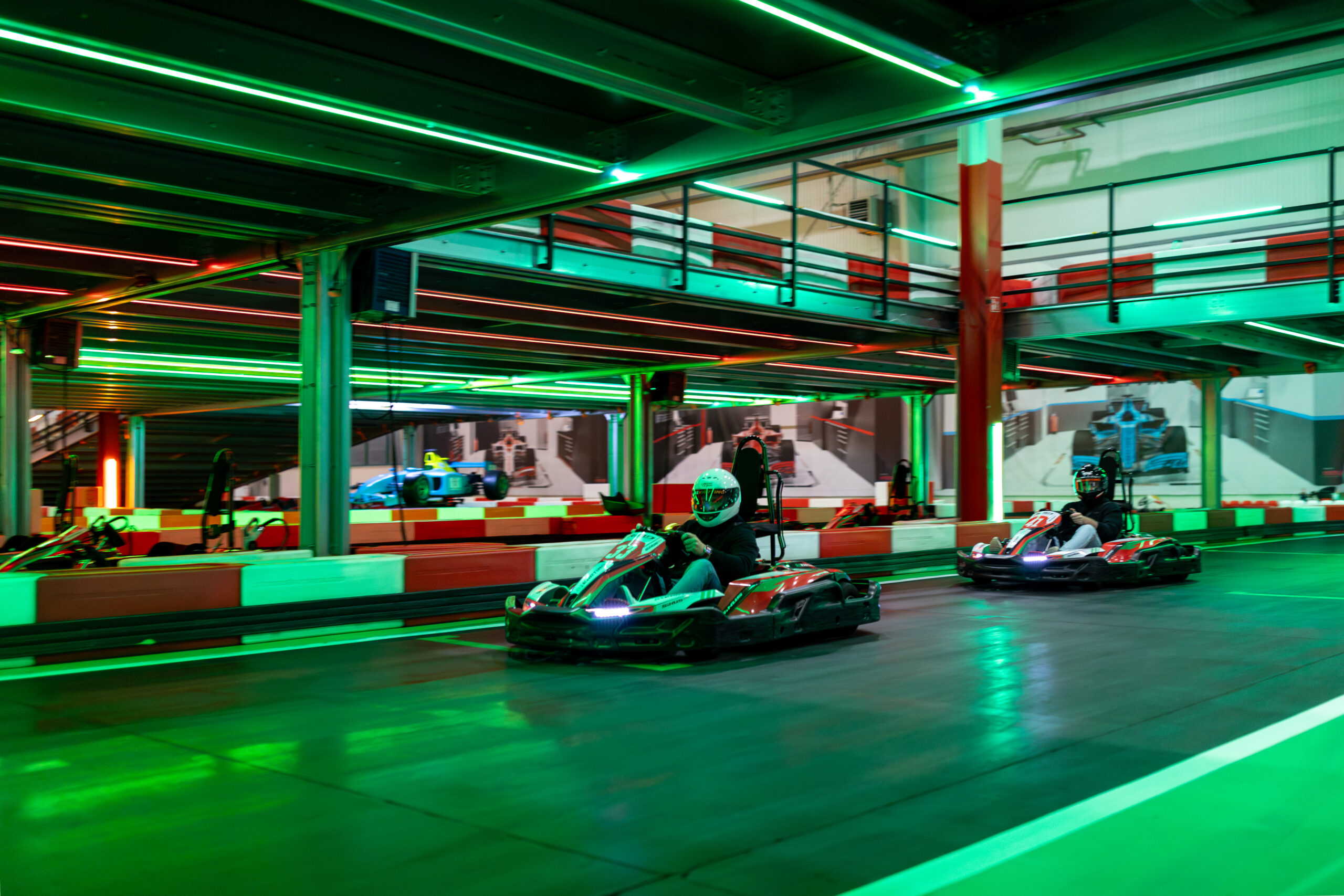 Dziecko w kasku prowadzi elektryczny gokart na halowym torze A1Karting w Warszawie