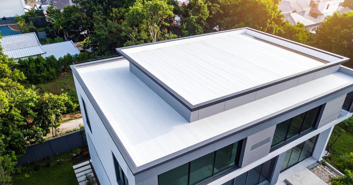 Skuteczna renowacja bez zrywania starej papy. Jak trwale zabezpieczyć dach płaski?