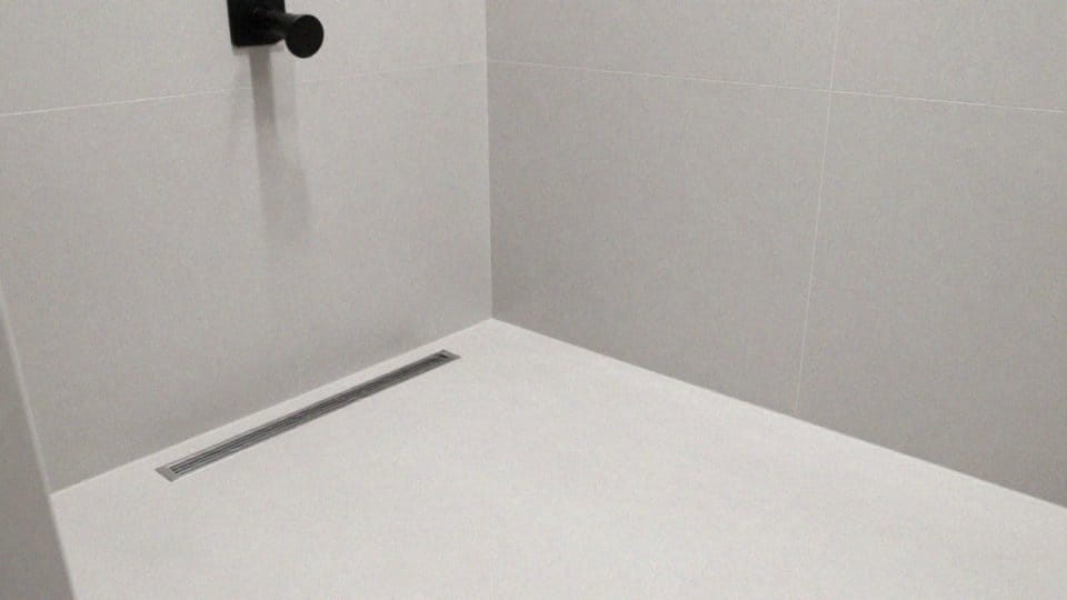 Czy spadek musi obejmować całą strefę prysznicową?