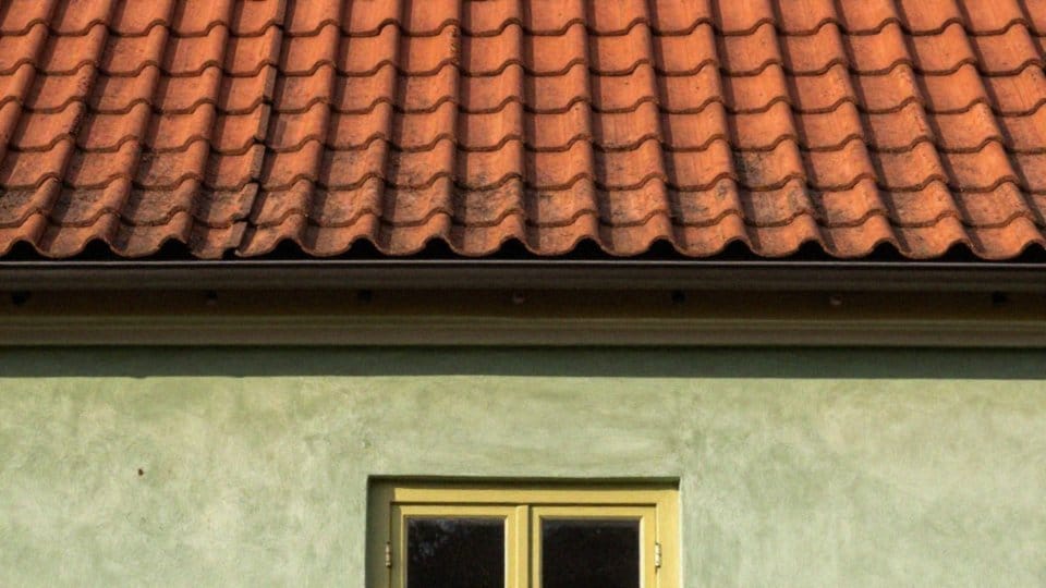 Czy zielenie i żółte akcenty pasują do ceglastego dachu?