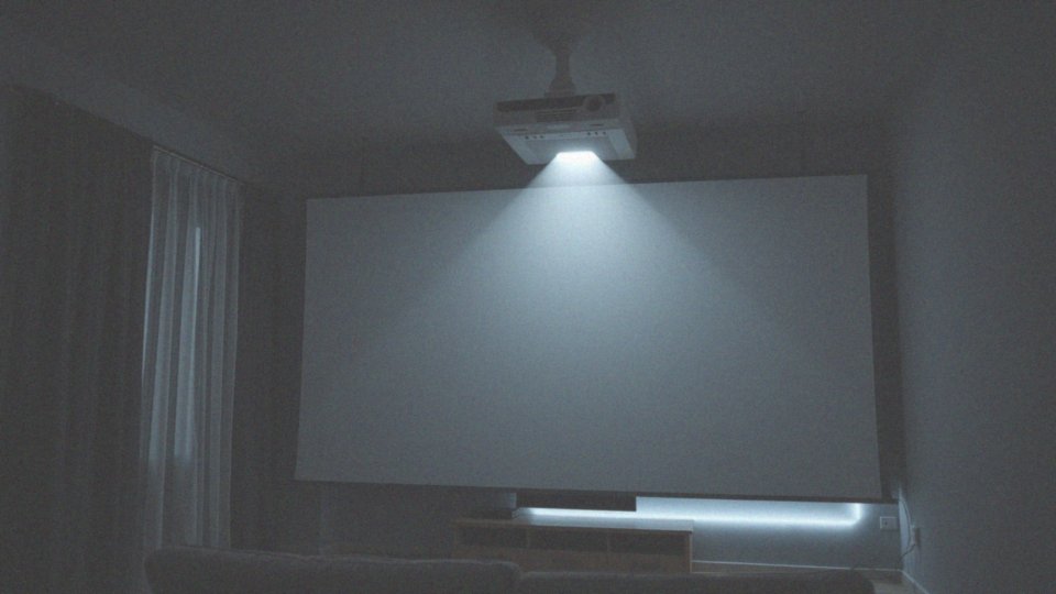 Jakie warunki muszą być spełnione, aby projektor działał efektywnie?