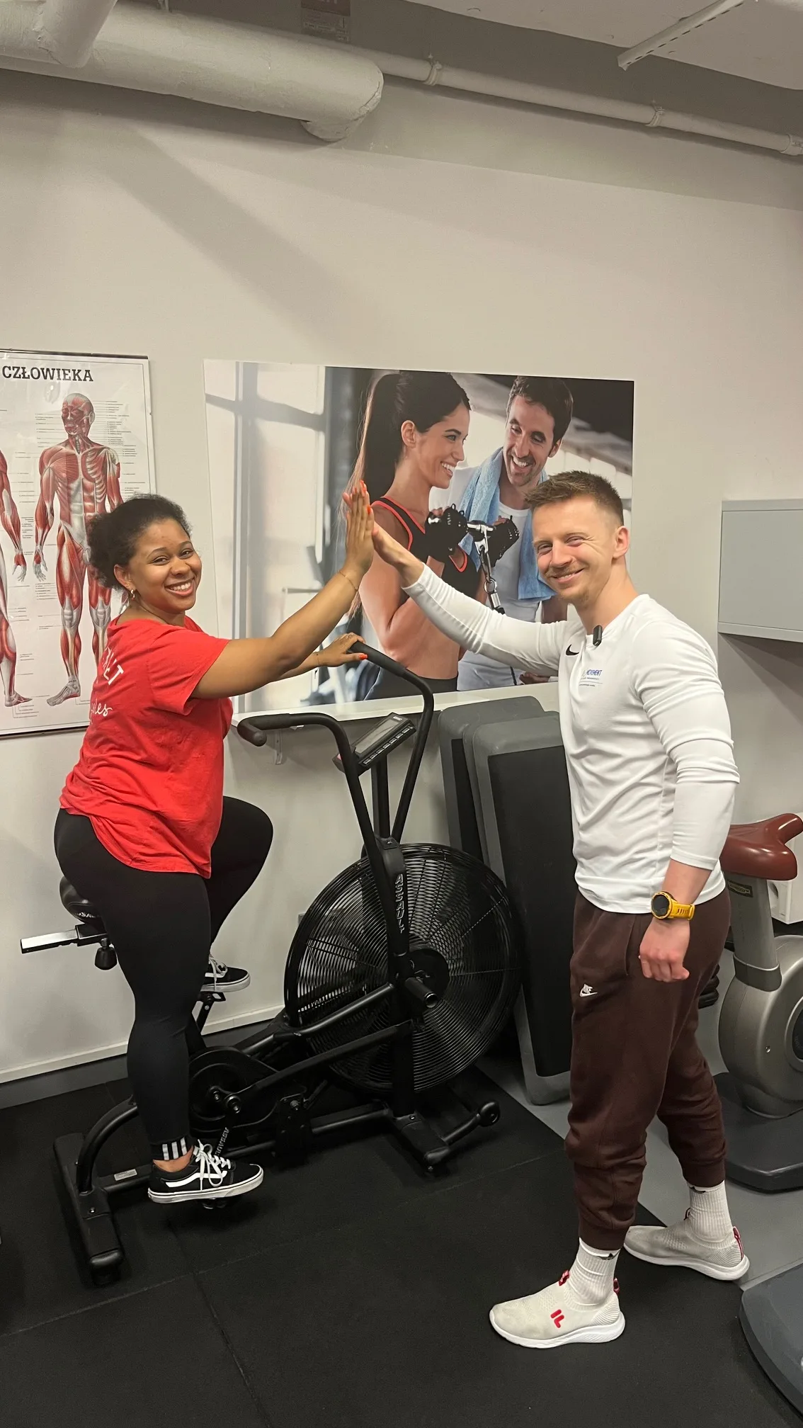 Trener personalny Body Movement Warszawa z podopiecznym podczas treningu indywidualnego