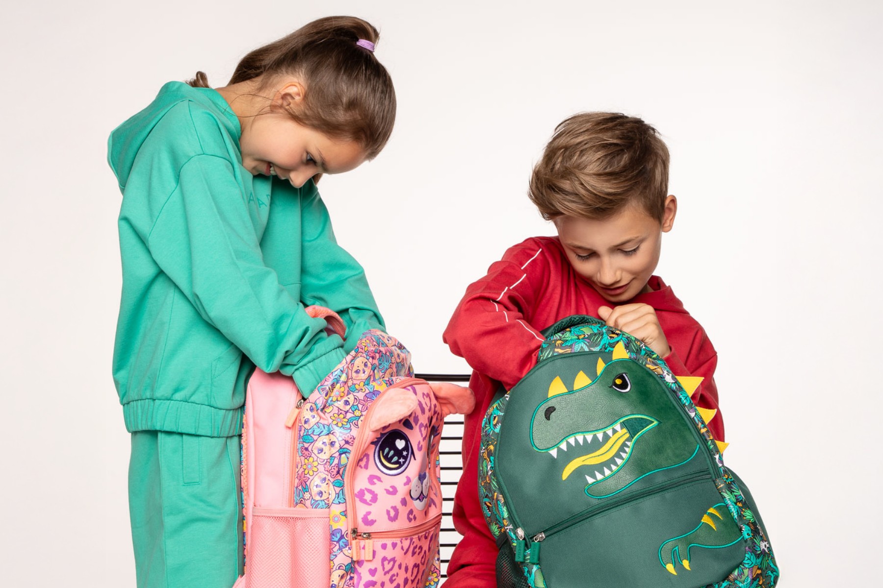 Piórniki z wyposażeniem czy bez? Co jest bardziej opłacalne?