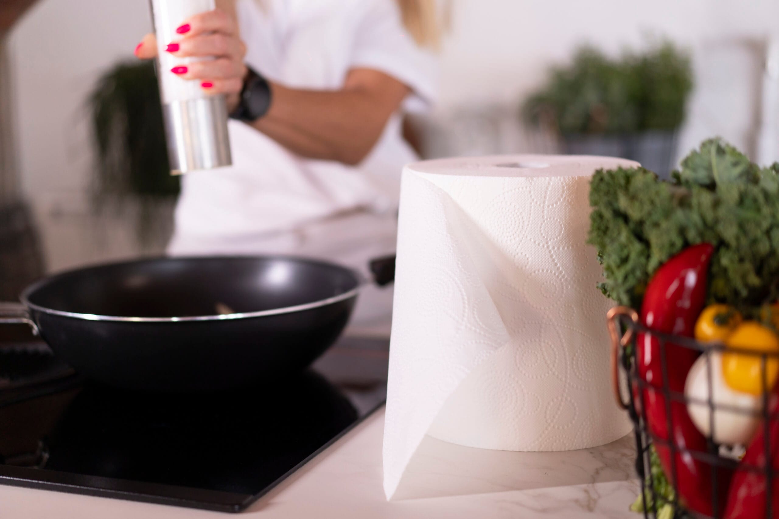 Ręcznik papierowy z celulozy na blacie kuchennym