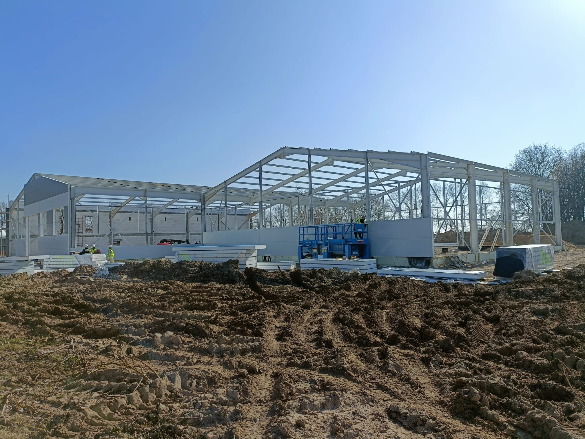 Budowa hali stalowej w Polsce i Europie – jakie normy i certyfikaty powinien spełniać obiekt?