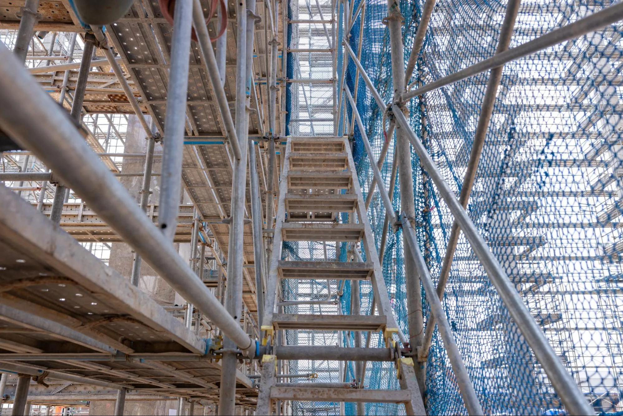 Nowoczesne technologie w rusztowaniach – co oferują najnowsze modele?