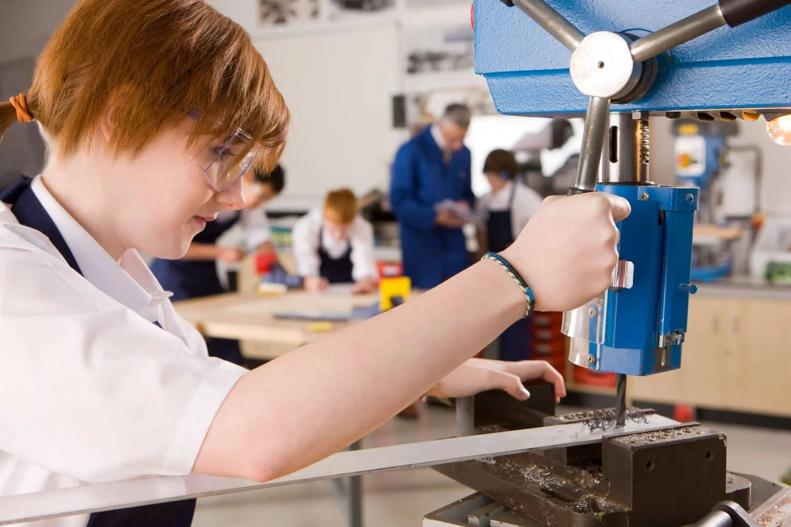 Jak wybrać szkołę branżową w Warszawie? Kierunki z najlepszymi perspektywami