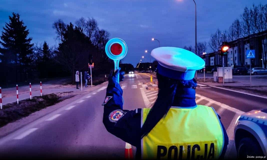 Policjanci z Jadowa uratowali 76-latka podczas pożaru