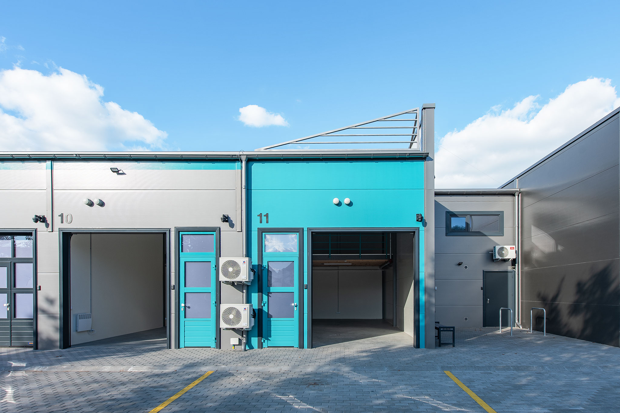 Nowoczesna powierzchnia biurowa połączona z modułowym magazynem na wynajem w Warszawie, idealna dla firm łączących biuro z logistyką.