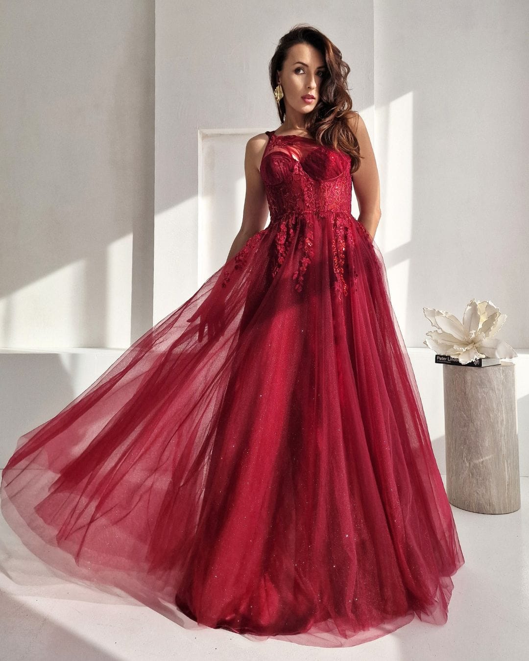 modelka w bordowej sukni wieczorowej