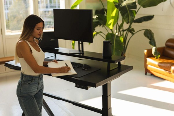 Dlaczego warto zainwestować w biurko z regulacją wysokości i gdzie kupić je w Warszawie?