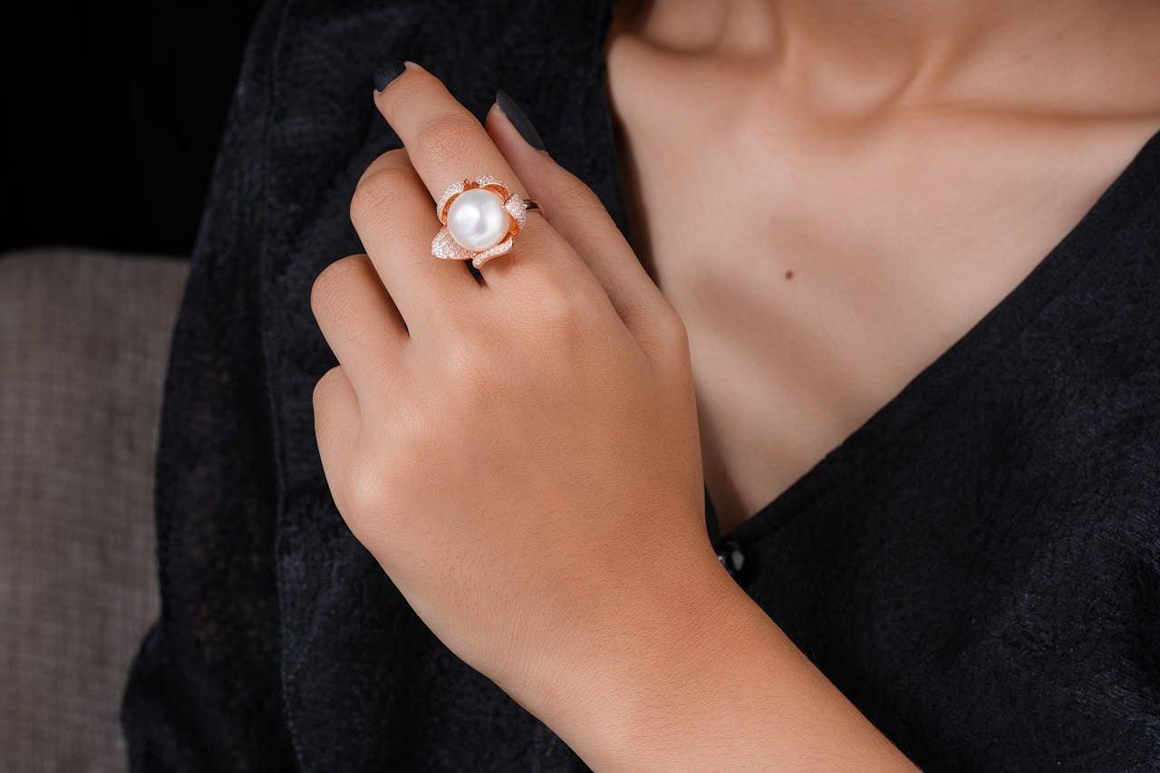 Pierścionki z perłą – czy to biżuteria tylko na wyjątkowe okazje?
