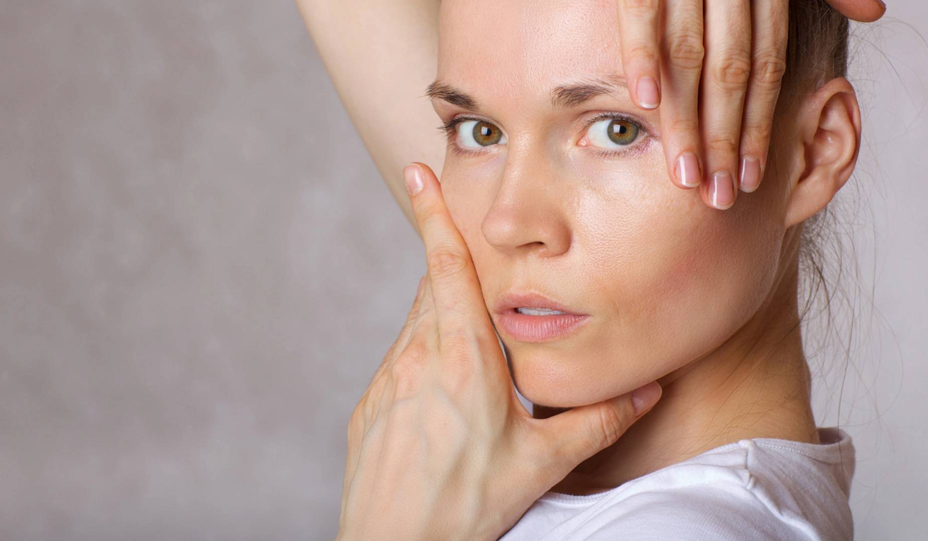 Naturalny lifting twarzy bez skalpela. Jak poprawić owal i napięcie skóry po 30. roku życia?