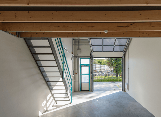 Profesjonalny wynajem nieruchomości komercyjnych oraz wynajem hal w Warszawie – widok na wnętrze nowoczesnego centrum logistycznego.