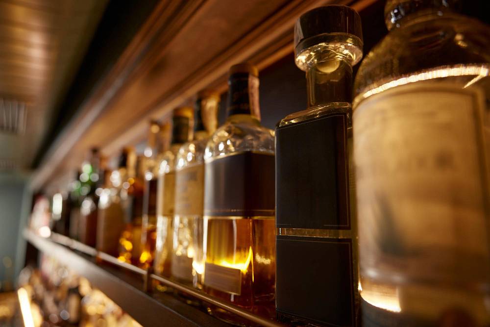 Whisky cena — co decyduje o wartości butelki i jak wybrać najlepszą whisky w swoim budżecie